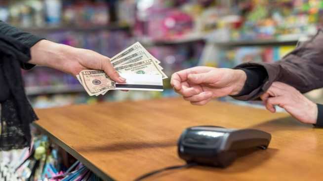 Cliente pagando con efectivo