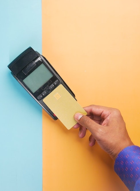 Pagando con tarjeta en terminal punto de venta